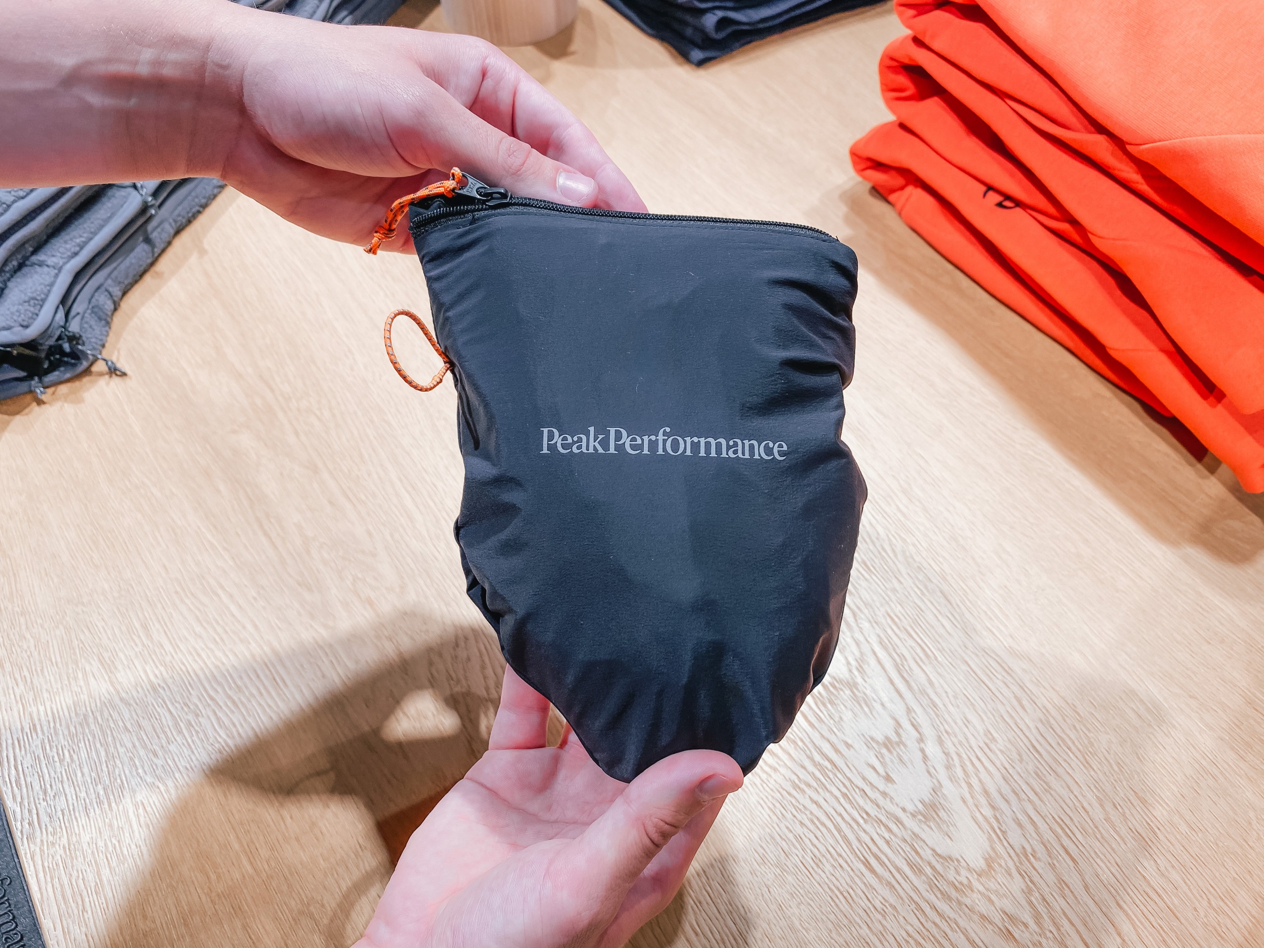 Verstaut in der Brusttasche